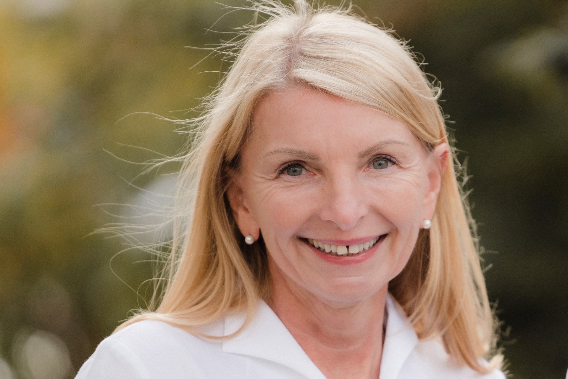 Marianne Wintersteller lächelnd im Freien